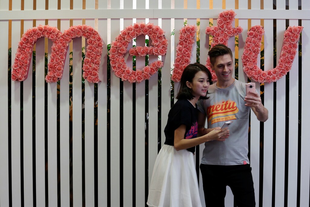 Models pose for a photo during Meitu IPO news conference in Hong Kong, China December 2, 2016. REUTERS/Bobby Yip - RTSUB6V