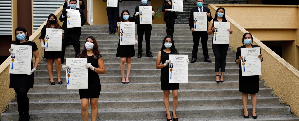 Estudiantes posan para una foto de graduación después de haber recogido sus títulos de doctor en la Universidad Nacional de El Salvador (UES), ya que la ceremonia de graduación fue suspendida durante una cuarentena en todo el país, mientras el gobierno toma medidas cada vez más estrictas para prevenir la propagación de la enfermedad coronavírica (COVID-19), en San Salvador, El Salvador 6 de abril de 2020.