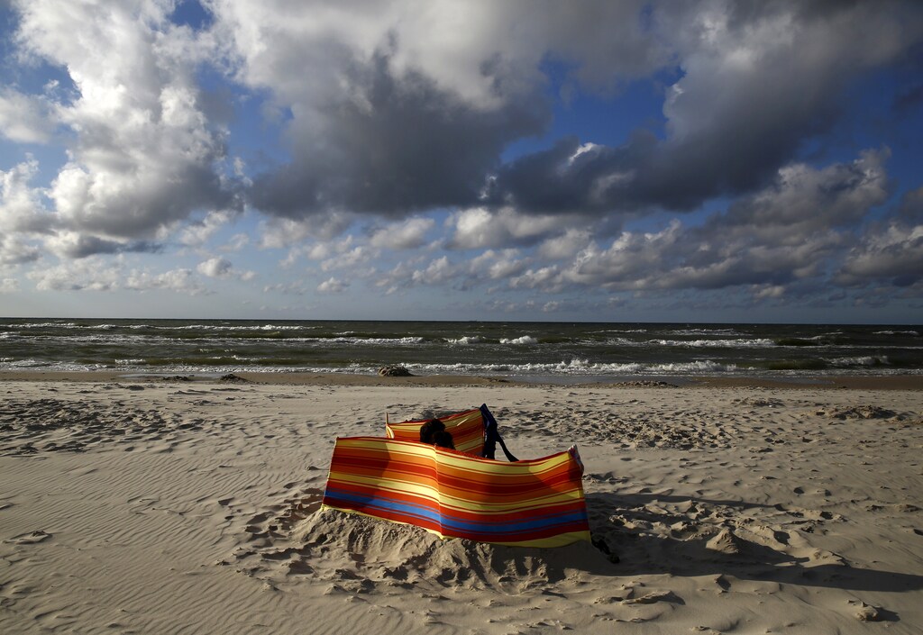 A couple sunbath on the beach in Ostrowo, northern Poland, July 20, 2015. Picture taken July 20, 2015. REUTERS/Kacper Pempel - GF10000165960