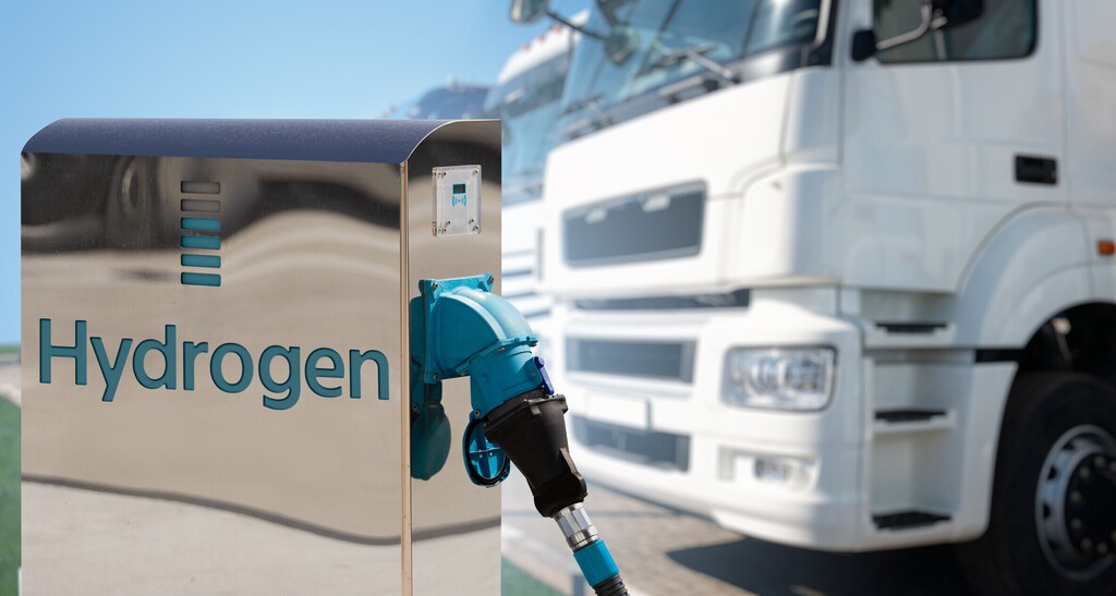 Estación de servicio de hidrógeno autoservicio con camiones de fondo