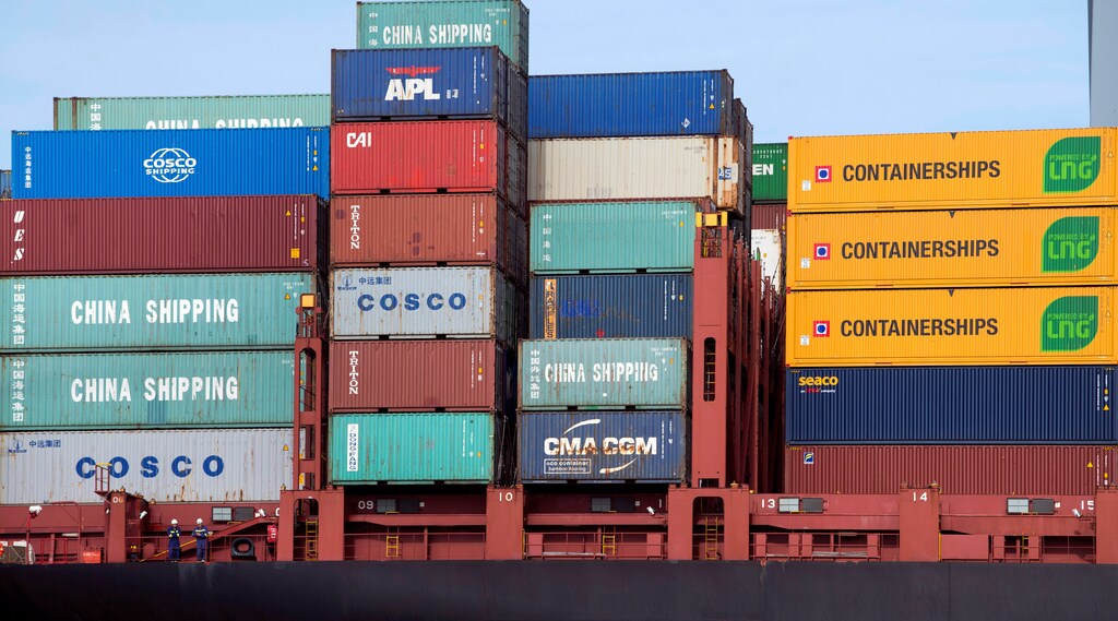 Shipping containers are stacked up at the port of Rotterdam, Netherlands, September 11, 2018. REUTERS/Piroschka van de Wouw - RC13034FBDD0