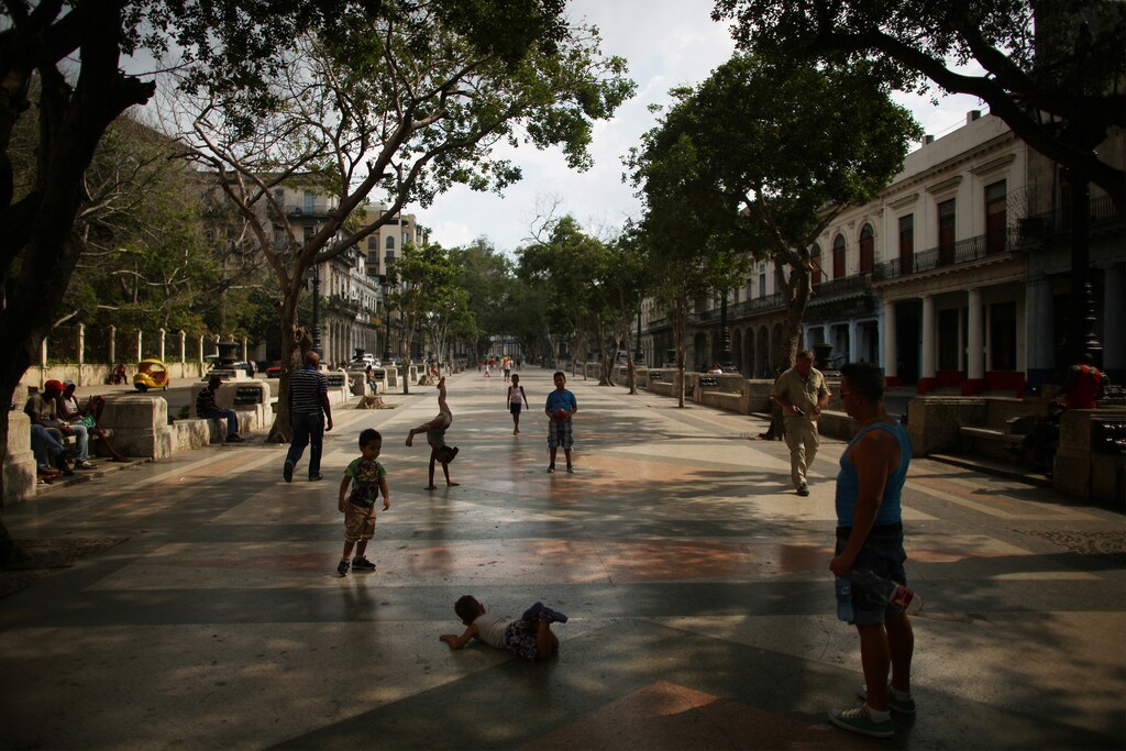 Children play at Paseo del Prado street where Chanel, the world's second largest luxury brand will unveil its latest Cruise collection on Tuesday, Havana, Cuba, May 2, 2016. REUTERS/Alexandre Meneghini - RTX2CI9P