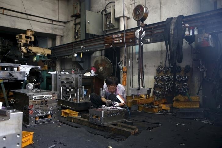 A worker checks a steel part at a steelworks in Seoul, South Korea, July 15, 2015. South Korean steelmaker POSCO said on Wednesday its quarterly operating profit rose 7.5 percent year-on-year, mostly in line with estimates, as weak steel demand continues to pressure margins. REUTERS/Kim Hong-Ji