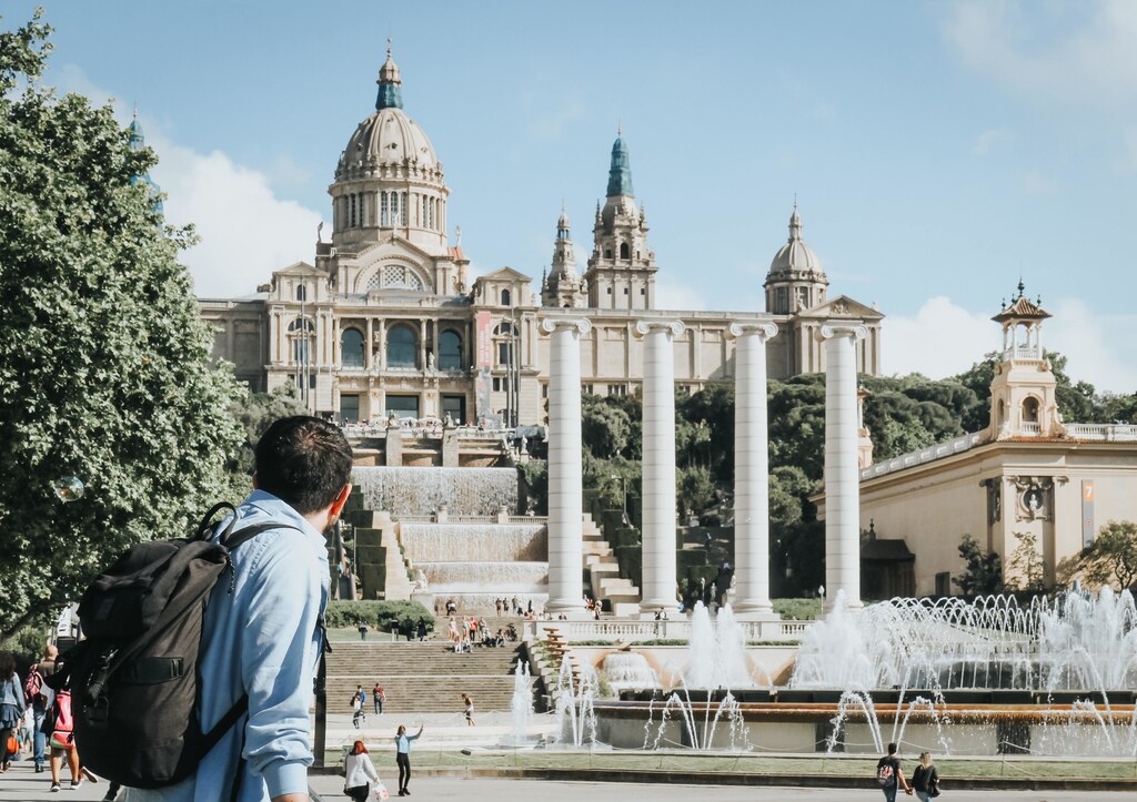 Personas en fuente en Barcelona, España. Durante los días de calor, muchas personas en España se acercan a las fuentes para refrescarse. Los datos sugieren que estamos cada vez más adaptados al calor.