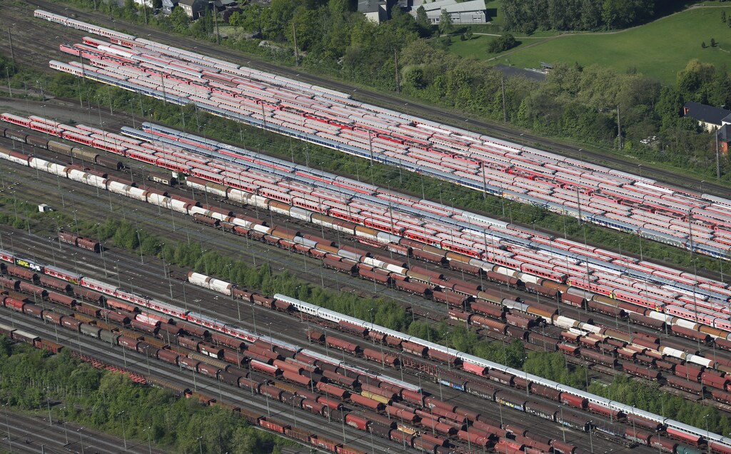 Train carriages, locomotives and freight trains of German railways Deutsche Bahn are parked at a storage facility in the North Rhine-Westphalian town of Hamm near Dortmund, Germany May 6, 2015. A record-setting seven-day strike by the GDL union of train drivers began on Monday, the eighth in a series of walkouts over pay and working conditions, threatening commuter chaos and disruption to vital supply chains. REUTERS/Wolfgang Rattay - LR2EB560UG1CP