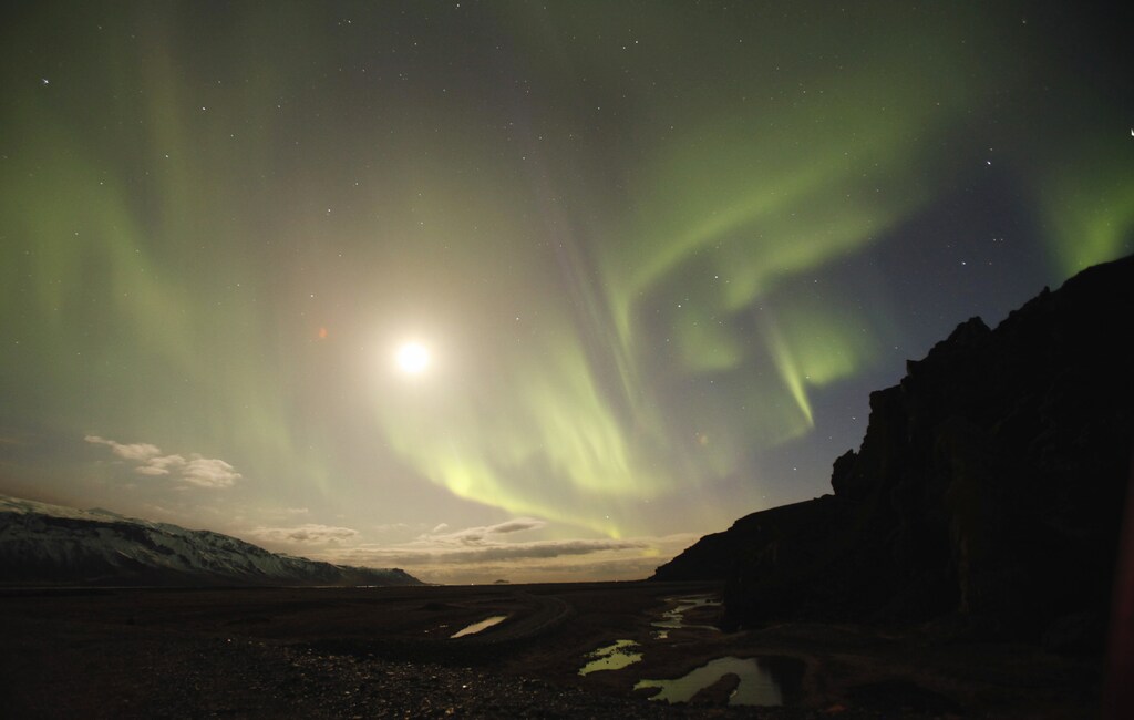 The Northern Lights are seen through a valley leading away from Iceland's Eyjafjallajokull volcano April 22, 2010. REUTERS/Lucas Jackson (ICELAND - Tags: ENVIRONMENT IMAGES OF THE DAY) - GM1E64N0W4M01