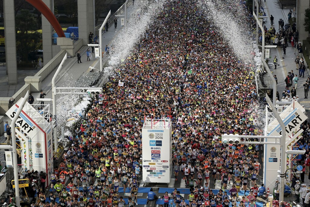 Runners fill the street in front of the Tokyo Metropolitan Government Building at the start of the Tokyo Marathon 2016 in Tokyo, Japan, February 28, 2016. Some 30,000 runners participated in the tenth edition of the Tokyo Marathon, one of the six World Marathon Majors. REUTERS/Kiyoshi Ota/Pool TPX IMAGES OF THE DAY - GF10000326564