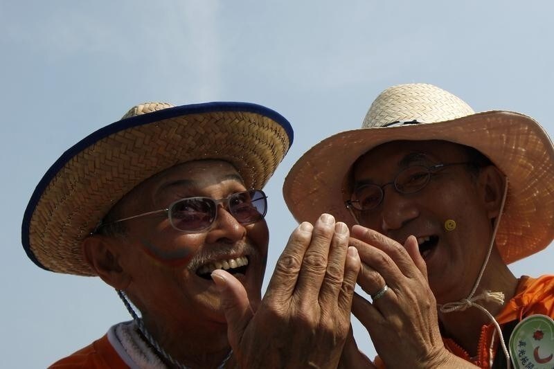 People practice Laughter Yoga during the "World Laughter Day" celebrations in Hong Kong May 6, 2012. Laughter yoga was launched in 1995 by Dr. Madan Kataria, a physician in India, and there are now more than 6,000 clubs in 60 countries, the organization said. REUTERS/Tyrone Siu (CHINA - Tags: SOCIETY HEALTH) - RTR31O4A