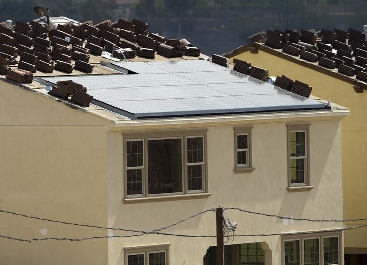 Solar panels are added to the roof of a home being built in San Diego, California August 21, 2015. REUTERS/Mike Blake