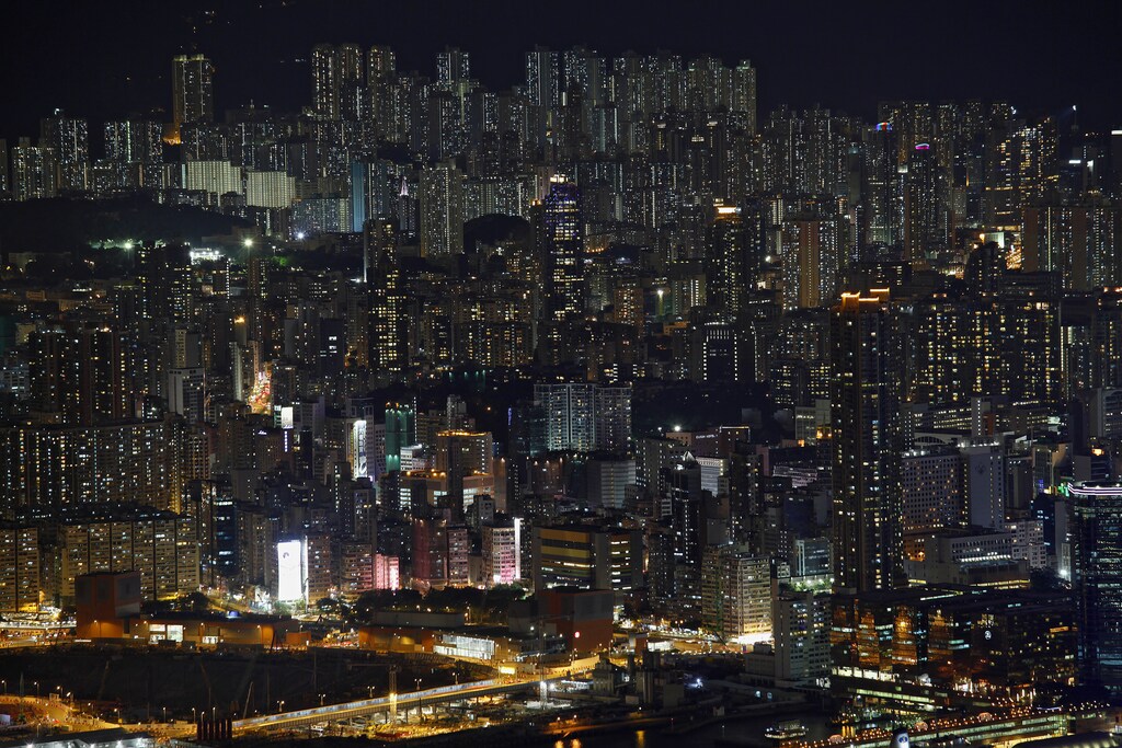 Public and private residential blocks are seen on a hillside in Hong Kong June 19, 2012. REUTERS/Bobby Yip (CHINA - Tags: CITYSPACE ENVIRONMENT) - GM1E86J1M7D01