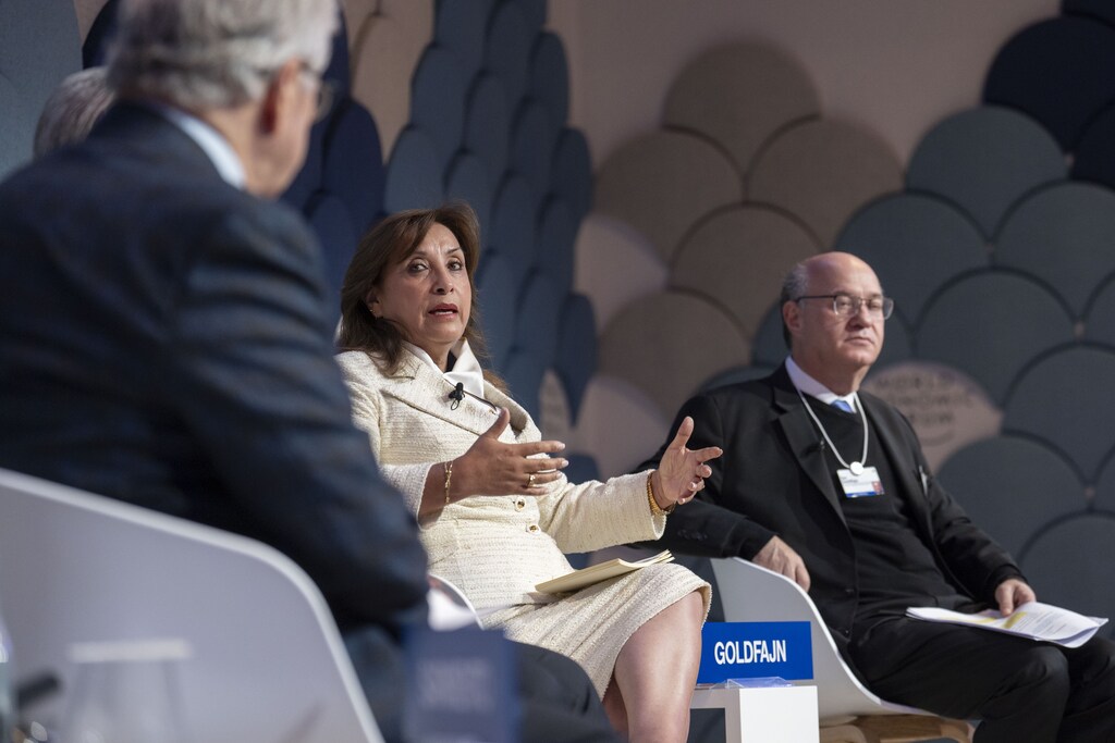 Dina Ercilia Boluarte, Presidenta de Perú, habla durante una sesión en Davos en la que se abordan los retos de América Latina.