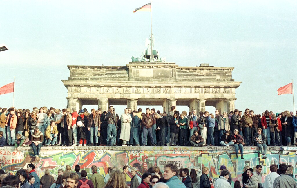 FILE PHOTO 10NOV89 - West Berlin citizens continue their vigil atop the Berlin Wall in front of the Brandeburg Gate in this November 10, 1989 file photo. The 10th anniversary off the "fall" of the Berlin wall is coming up on November 10, 1999.JP/HB - RP1DRILGMBAD