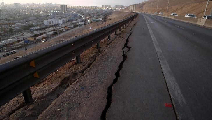 A view of a damaged road to Alto Hospicio commune after an earthquake and tsunami hit the northern port of Iquique April 2, 2014. Chilean authorities on Wednesday were assessing the damage from a massive earthquake that struck off the northern coast, causing a small tsunami, but the impact appeared to be mostly limited. The 8.2 magnitude quake that shook northern Chile on Tuesday killed six people and triggered a tsunami with 2-meter (7-foot) waves. REUTERS/Ivan Alvarado (CHILE - Tags: DISASTER)
