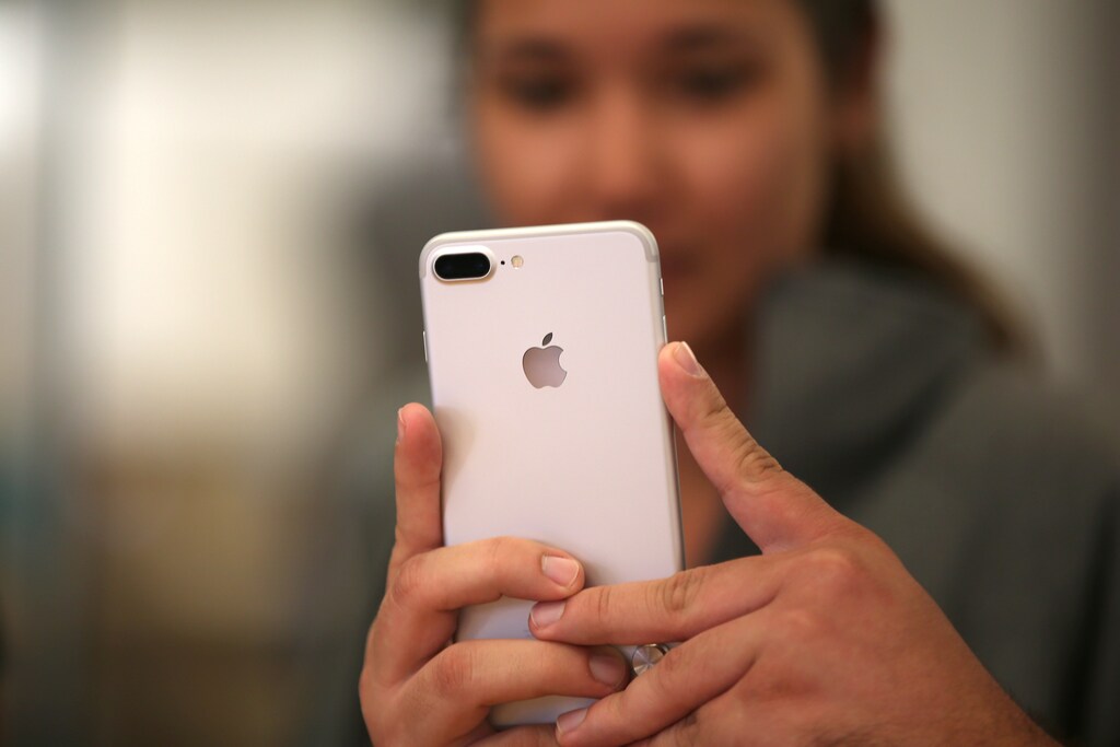 A customer views the new iPhone 7 smartphone inside an Apple Inc. store in Los Angeles, California, U.S., September 16, 2016. REUTERS/Lucy Nicholson - RTSO2QC