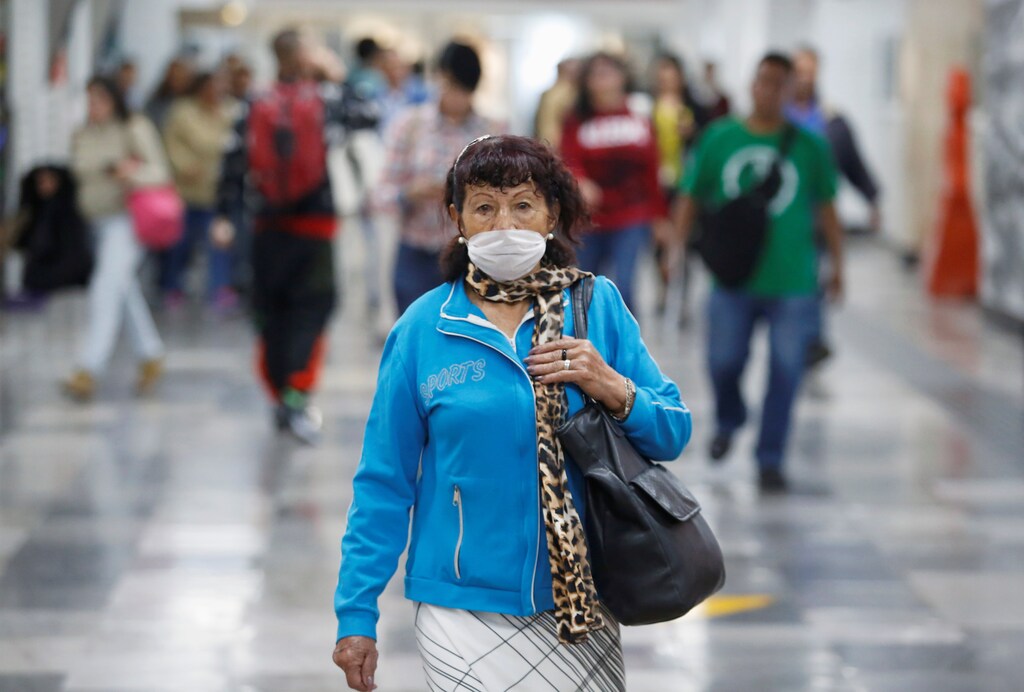 Una paseante con mascarilla camina dentro de las instalaciones del metro mientras continúa el brote de la enfermedad coronavirus (COVID-19), en la Ciudad de México, México 24 de marzo de 2020.