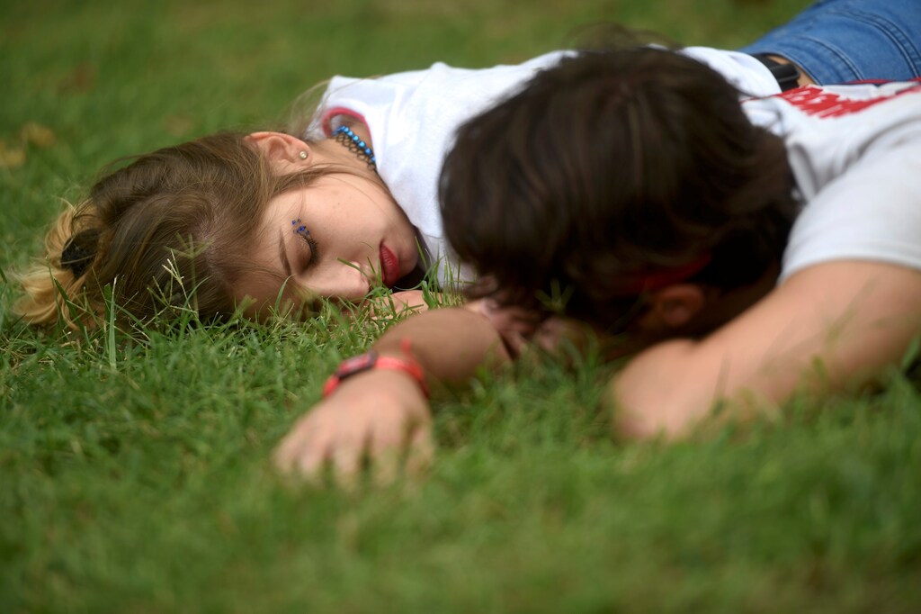 Revelers sleep during the fifth annual Made in America Music Festival in Philadelphia, Pennsylvania September 3, 2016. REUTERS/Mark Makela - RTX2O0Q6