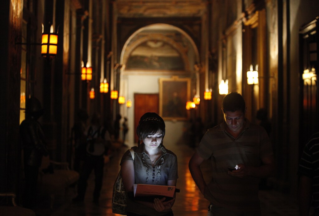 Journalists look at their laptops and mobile phones while waiting for a news conference by Malta's Prime Minister Lawrence Gonzi (not pictured) at parliament within the 16th century Grandmaster's Palace in Valletta late June 18, 2012. REUTERS/Darrin Zammit Lupi (MALTA - Tags: POLITICS MEDIA) MALTA OUT. NO COMMERCIAL OR EDITORIAL SALES IN MALTA - GM1E86J0GSS01