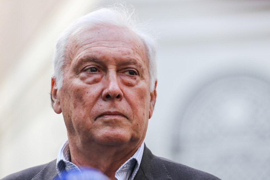 El inmunólogo francés Jean-Francois Delfraissy se dirige a los medios de comunicación en el patio del Ministerio del Interior francés en París, Francia, el 13 de marzo de 2020.