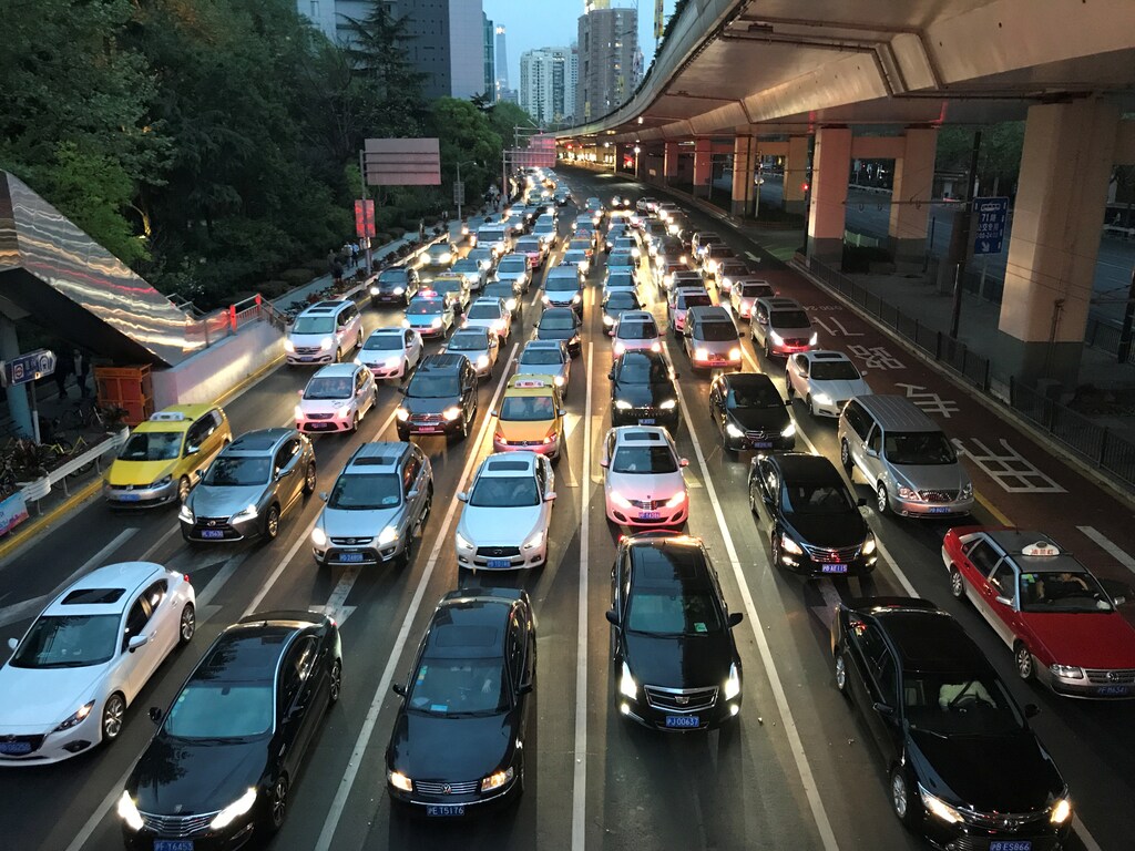 Traffic congestion is pictured in Shanghai, China, April 19, 2017. REUTERS/Joe White - RC182C7767B0