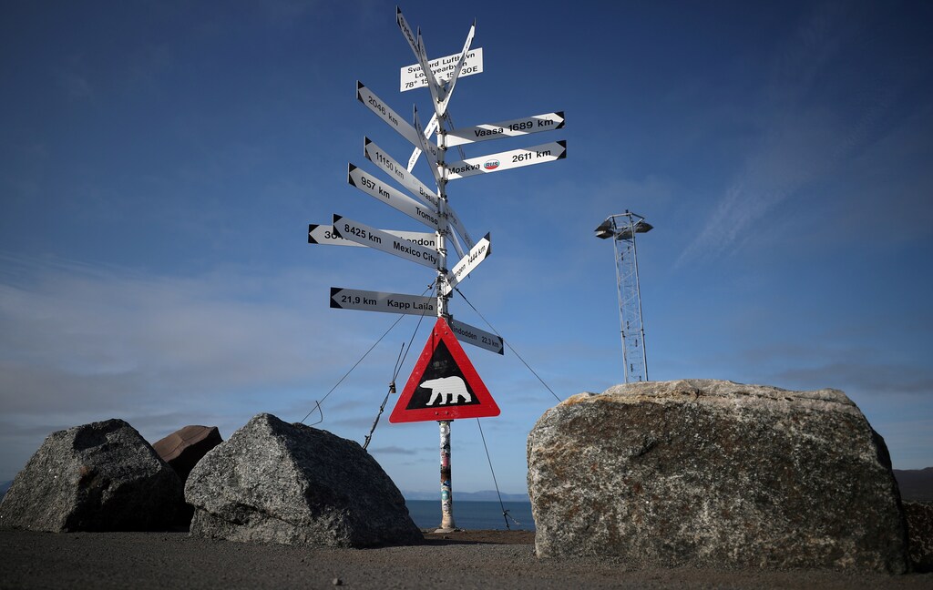 Un letrero advierte a los viajeros del peligro de los osos polares en la ciudad de Longyearbyen en Svalbard, Noruega.August 4, 2019. REUTERS/Hannah McKay - RC18425C56F0