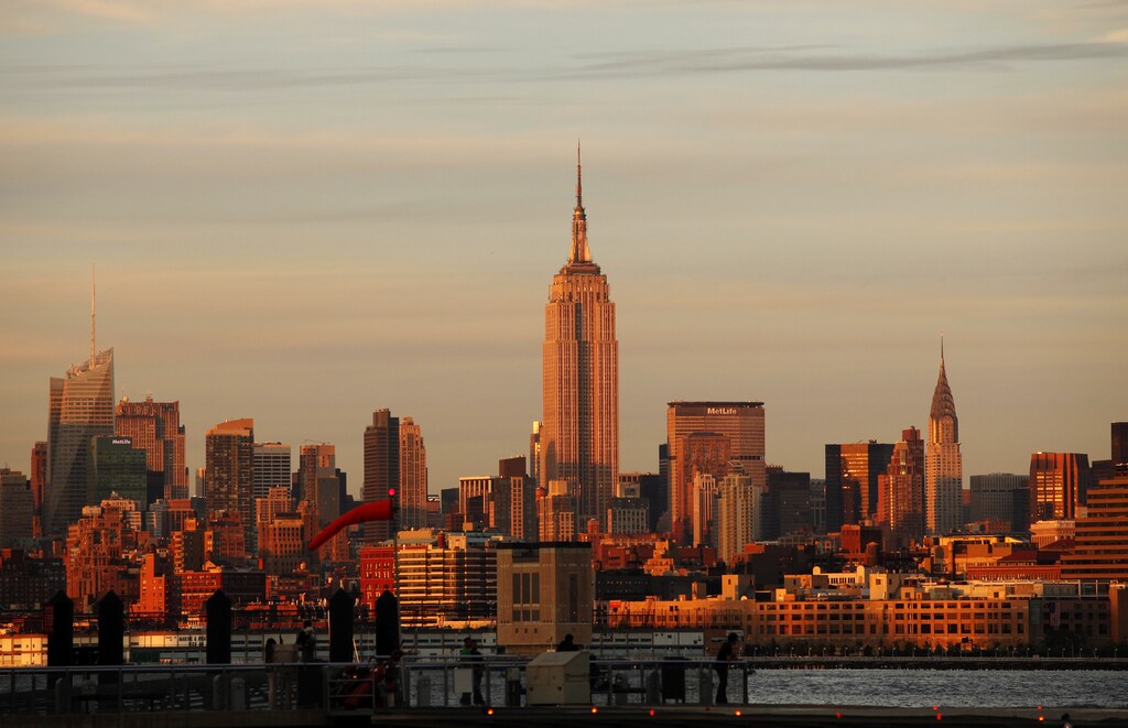 The Empire State Building (C) sits between the Bank of America building (L) and the Chrysler Building (R) at sunset in New York, September 11, 2010. REUTERS/Gary Hershorn (UNITED STATES - Tags: ANNIVERSARY CITYSCAPE DISASTER) - RTR2IAFQ