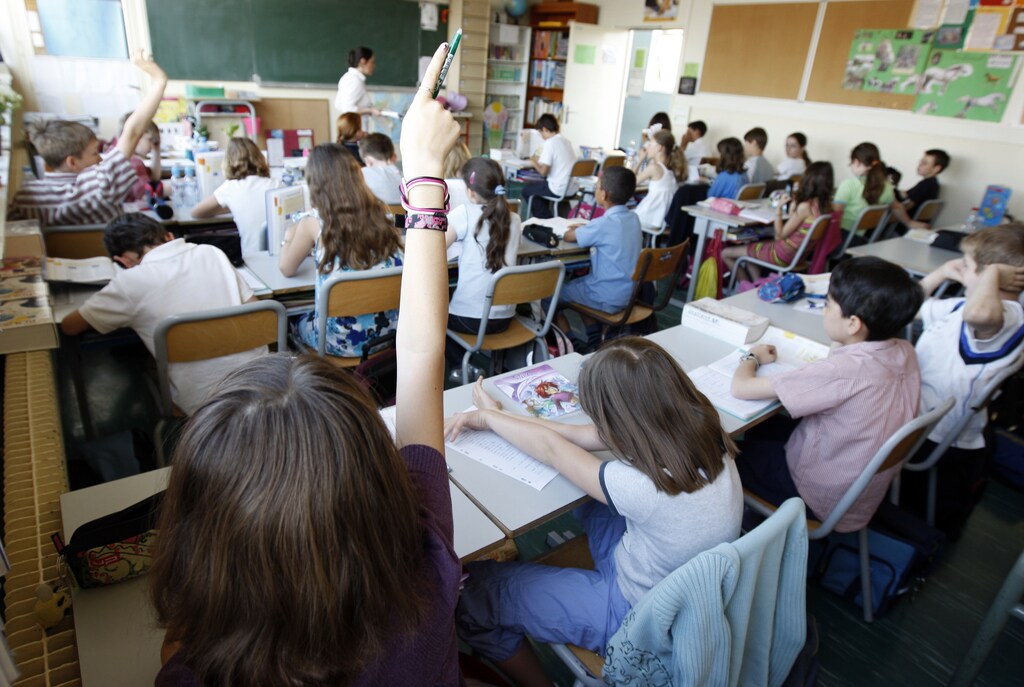 Schoolchildren study during a morning class in a primary classroom at la Providence school in Vincennes, near Paris, May 13, 2008. REUTERS/Charles Platiau (FRANCE) - PM1E45D117Z01