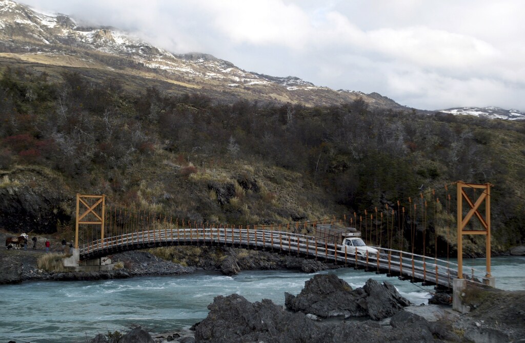 A view of a bridge above the Rio Baker next to a road known as Carretera Austral, near the town of Cochrane, in the Chilean Patagonia region, some 1600 km (994 miles) south of Santiago, in this May 23, 2006 file photo. As southern Chile's fishing and timber industries grow and the area opens up to tourism, the government plans to plow money into the local transport infrastructure. Picture taken May 23, 2006. To match feature CHILE ROAD. REUTERS/Ivan Alvarado/Files (CHILE) - RTR1JQR9
