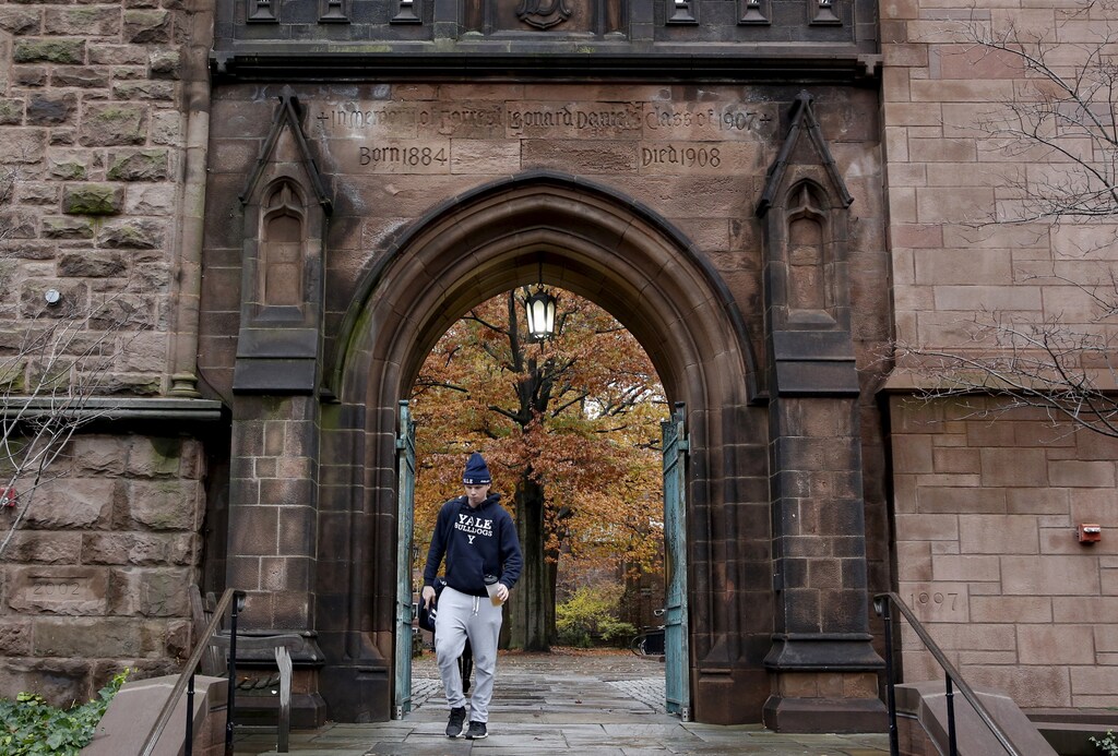 A student walks on the campus of Yale University in New Haven, Connecticut November 12, 2015. More than 1,000 students, professors and staff at Yale University gathered on Wednesday to discuss race and diversity at the elite Ivy League school, amid a wave of demonstrations at U.S. colleges over the treatment of minority students. REUTERS/Shannon Stapleton - GF20000057003