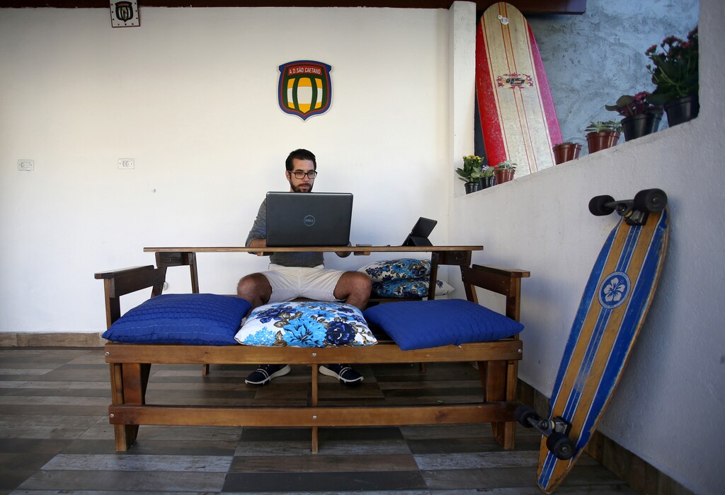 Diego Araujo Schulz, inversor, trabaja en su casa durante la propagación de la enfermedad coronavirus (COVID-19), en Sao Caetano do Sul, estado de Sao Paulo, Brasil, el 9 de mayo de 2020.
