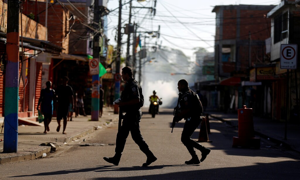 Policemen take position during an operation against drug dealers in Cidade de Deus or City of God slum in Rio de Janeiro, Brazil, November 20, 2016. REUTERS/Ricardo Moraes - RTSSIZ4