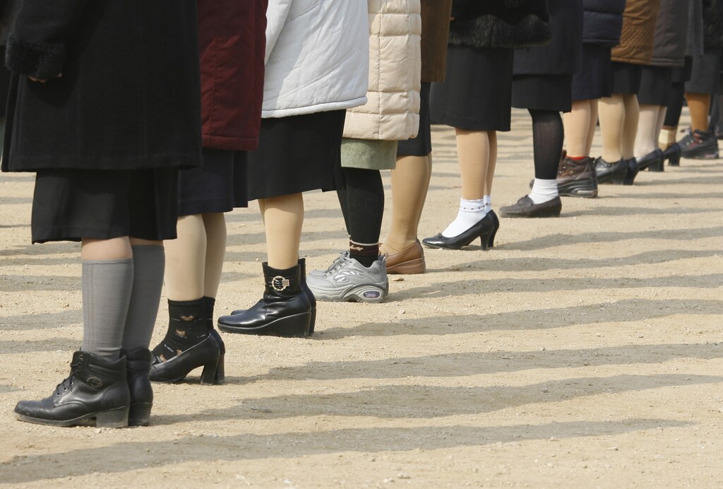 North Korean factory workers attend a ceremony marking the completion of a garlic processing factory that a South Korean company invested in, in Kaesong, North Korea, about 70 km (45 miles) northwest of Seoul, February 6, 2007. REUTERS/Lee Jae-Won (NORTH KOREA) - RTR1M1DI