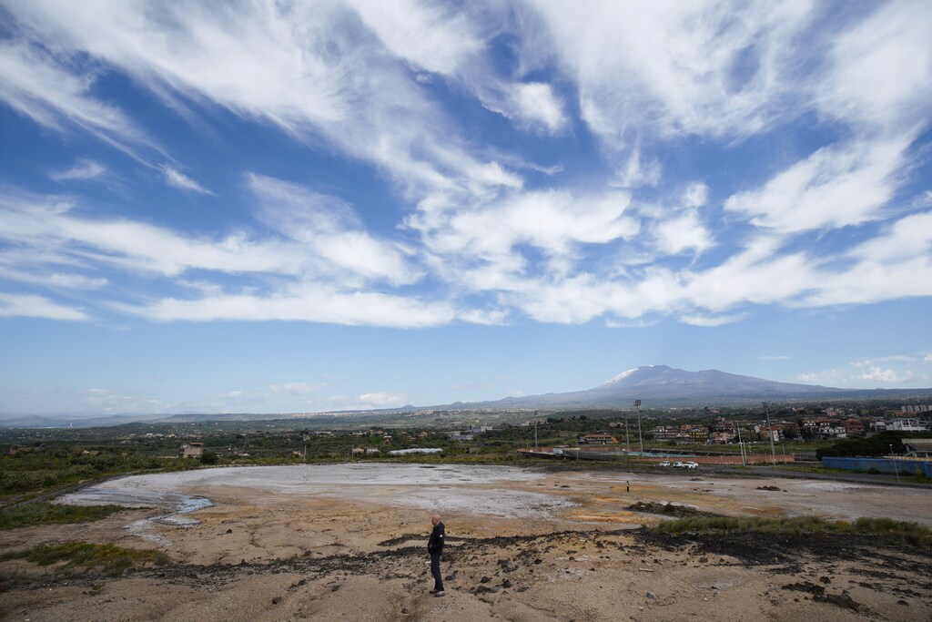 A picture of volcano Mount Etna showing how we can use volcanic debris for sustainable building materials