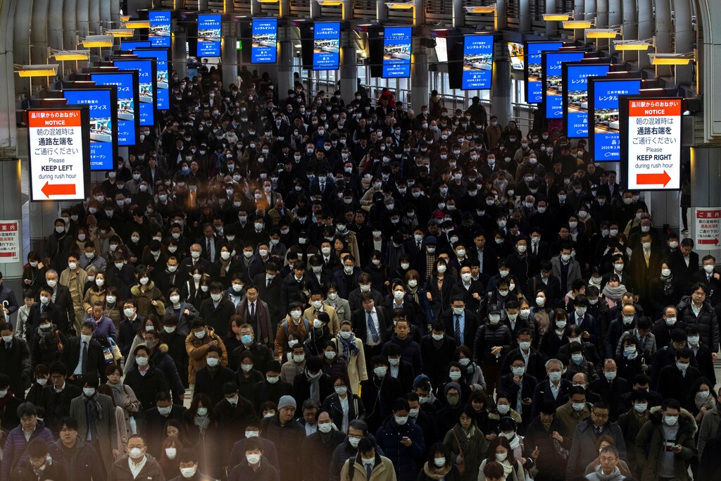 Multitudes con máscaras protectoras, después de un brote del coronavirus, se ven en la estación de Shinagawa en Tokio, Japón, el 2 de marzo de 2020.