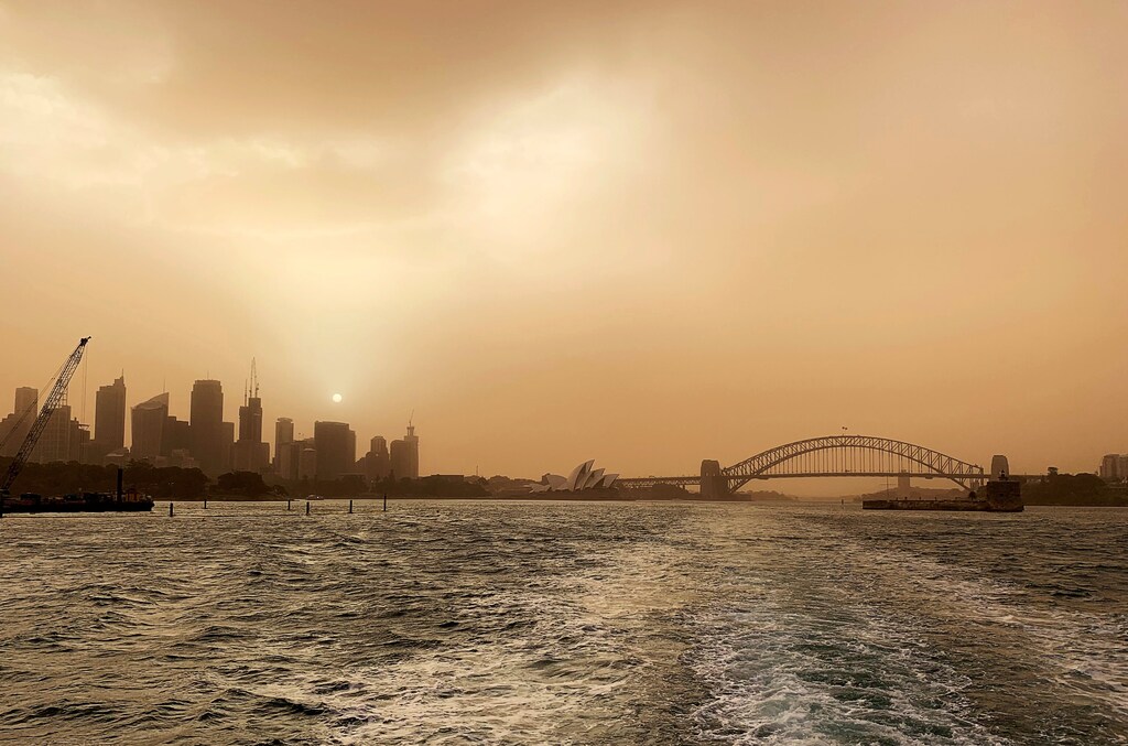 Smoke from bushfires shrouds the skyline in Sydney, Australia November 12, 2019. REUTERS/John Mair - RC2K9D90IBU9