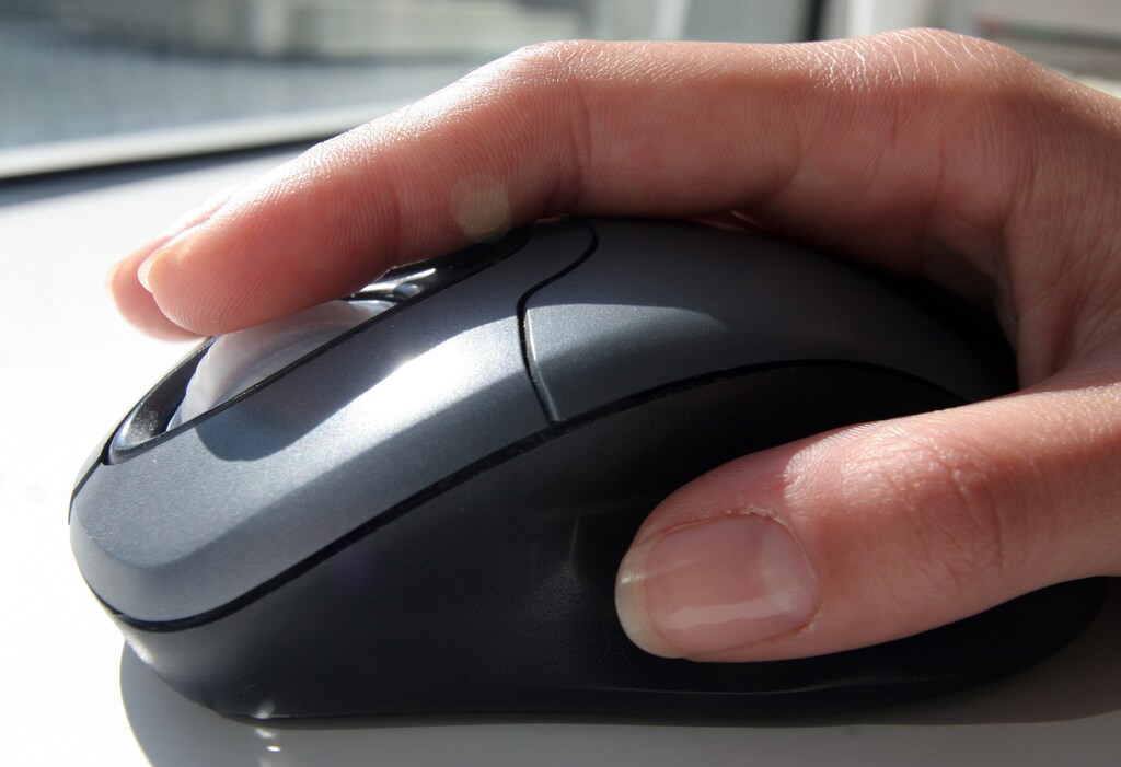 A generic picture of a woman in an office using a computer mouse. OFFPO REUTERS/Catherine Benson CRB - RP6DRNANSXAA