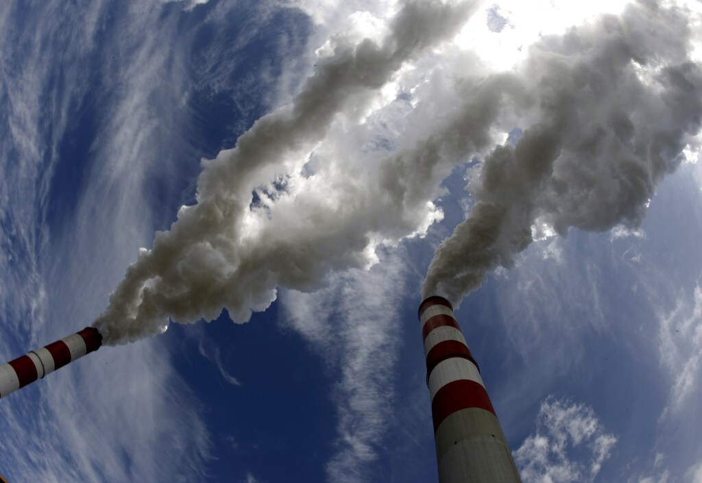 Smoke billows from the chimneys of Belchatow Power Station, Europe's biggest coal-fired power plant, in this May 7, 2009 file photo. The lignite-fired power plant in Belchatow, European Union's biggest polluter, will need to buy up to 20 million tonnes of CO2 emission permits by 2013, its chief Jacek Kaczorowski told Reuters on August 21, 2009. The plant released the equivalent of nearly 31 million tonnes of carbon dioxide into the atmosphere last year, topping by 4 million tonnes its EU-set ceiling as part of the bloc's attempts to curb global warming. To match Interview POLAND-BELCHATOW/ REUTERS/Peter Andrews/Files (POLAND POLITICS ENVIRONMENT ENERGY BUSINESS) - GM1E58M0BKI01