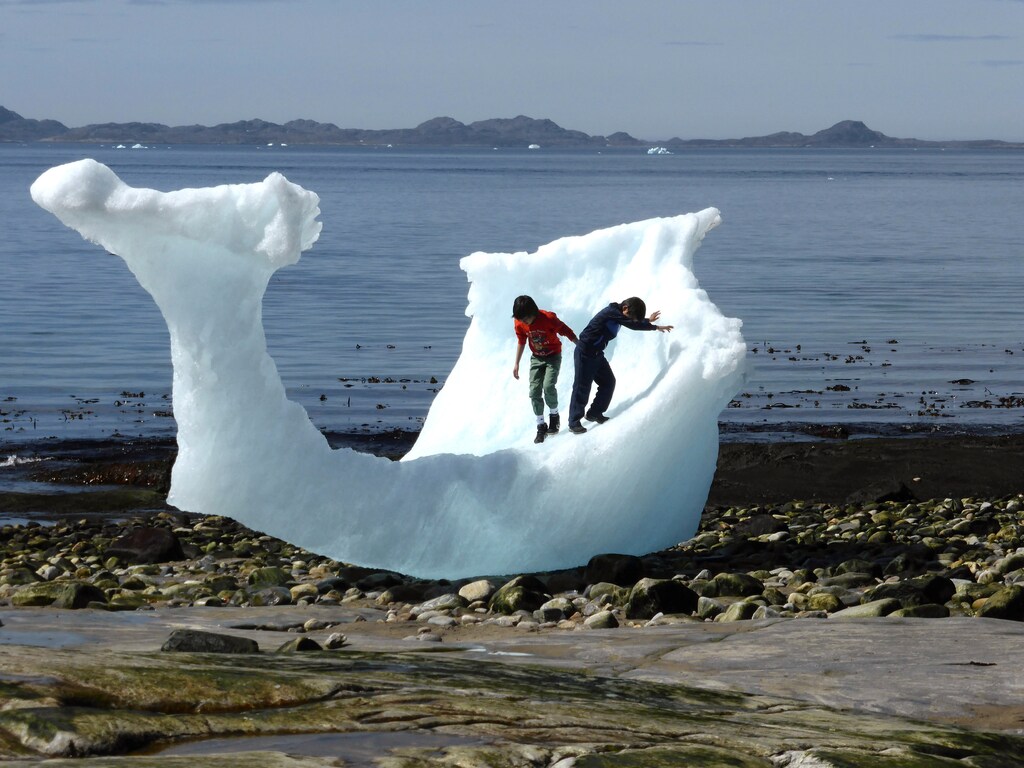 Children play amid icebergs on the beach in Nuuk, Greenland, June 5, 2016. REUTERS/Alister Doyle TPX IMAGES OF THE DAY - S1AETJRAEBAA