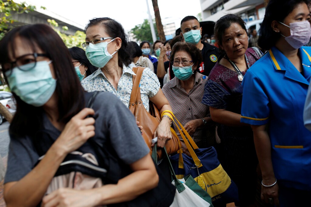 People line up to buy hand sanitiser and masks at a government pharmacy store in Bangkok, Thailand, March 6, 2020. REUTERS/Soe Zeya Tun - RC23EF9CNC6C