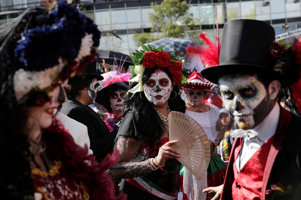 A woman with her face painted as a skull or "Catrina" participates in the "Day of the Dead" parade in Mexico City, Mexico, October 29, 2016. REUTERS/Carlos Jasso - RTX2R0FR