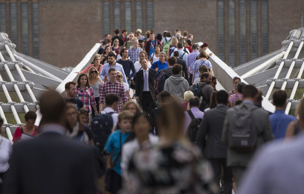 Commuters cross the Millennium Bridge in London, Britain August 6, 2015. Millions of Londoners struggled to work on Thursday as a strike brought the Underground rail network to a standstill for the second time in a month over plans for a new all-night service. REUTERS/Neil Hall - LR1EB861ASP3C