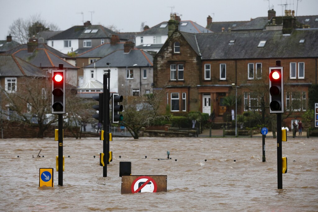 A flooded street is pictured in Dumfries, Scotland December 30, 2015. REUTERS/Darren Staples TPX IMAGES OF THE DAY - GF10000278851
