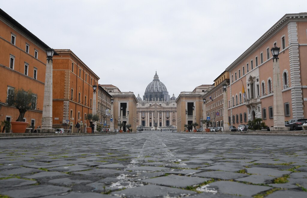 A view of St. Peter's Square, on the fourth day of an unprecedented lockdown across of all Italy imposed to slow the outbreak of coronavirus, as seen from Rome, Italy, March 13, 2020. REUTERS/Alberto Lingria TPX IMAGES OF THE DAY - RC2XIF9ILEFL