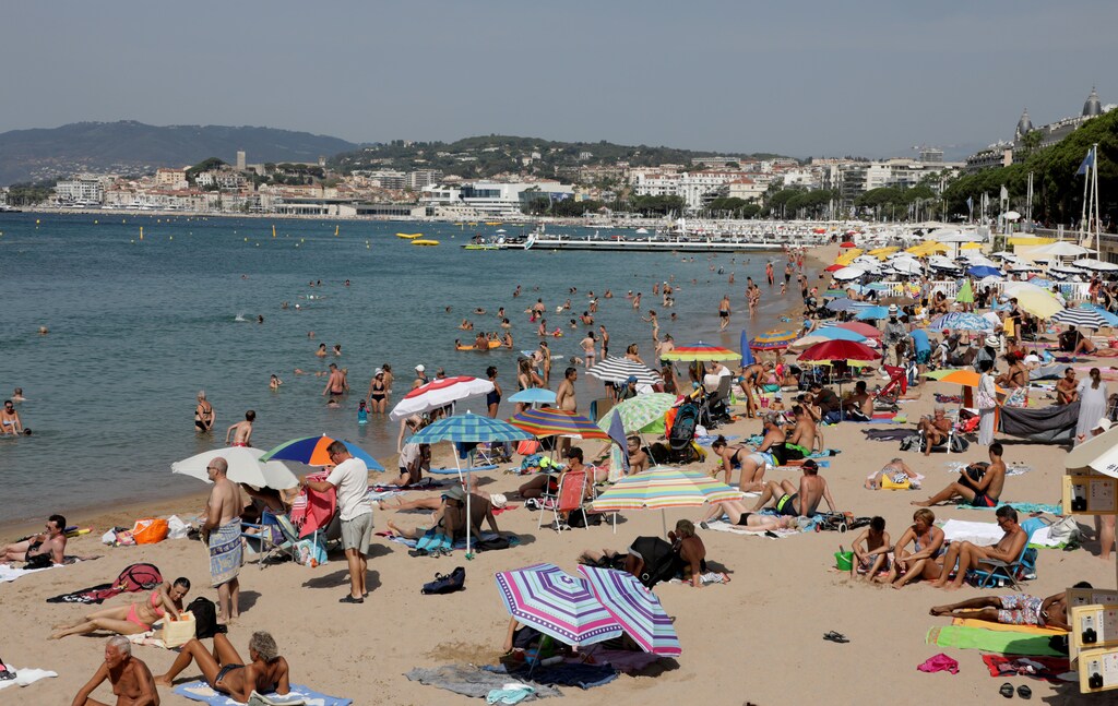 People enjoy the sun on a Croisette beach in Cannes, France August 1, 2017. REUTERS/Eric Gaillard - RC1D80597360