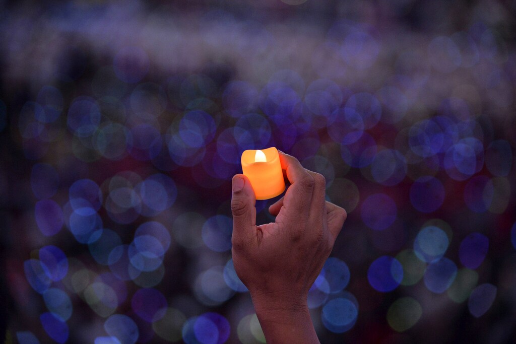 Catholic faithful hold up LED candles as Pope Francis attends a meeting with Filipino families in Manila January 16, 2015. Pope Francis called on the Philippine government on Friday to tackle corruption and hear the cries of the poor suffering from "scandalous social inequalities" in Asia's most Catholic country. The Pope arrived the Philippines on Thursday for a five-day visit, the second and last leg of his week-long Asian tour. REUTERS/Ezra Acayan (PHILIPPINES - Tags: RELIGION SOCIETY TPX IMAGES OF THE DAY) - RTR4LPFL