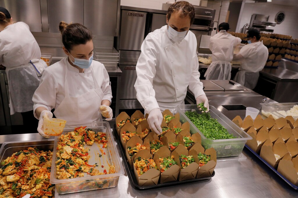 El chef y propietario Daniel Humm trabaja para llenar cajas de comida para donar en la cocina del restaurante con estrellas Michelin Eleven Madison Park mientras continúa el brote de la enfermedad coronavirus (COVID19) en el distrito de Manhattan de Nueva York, EE.UU., el 20 de mayo de 2020.