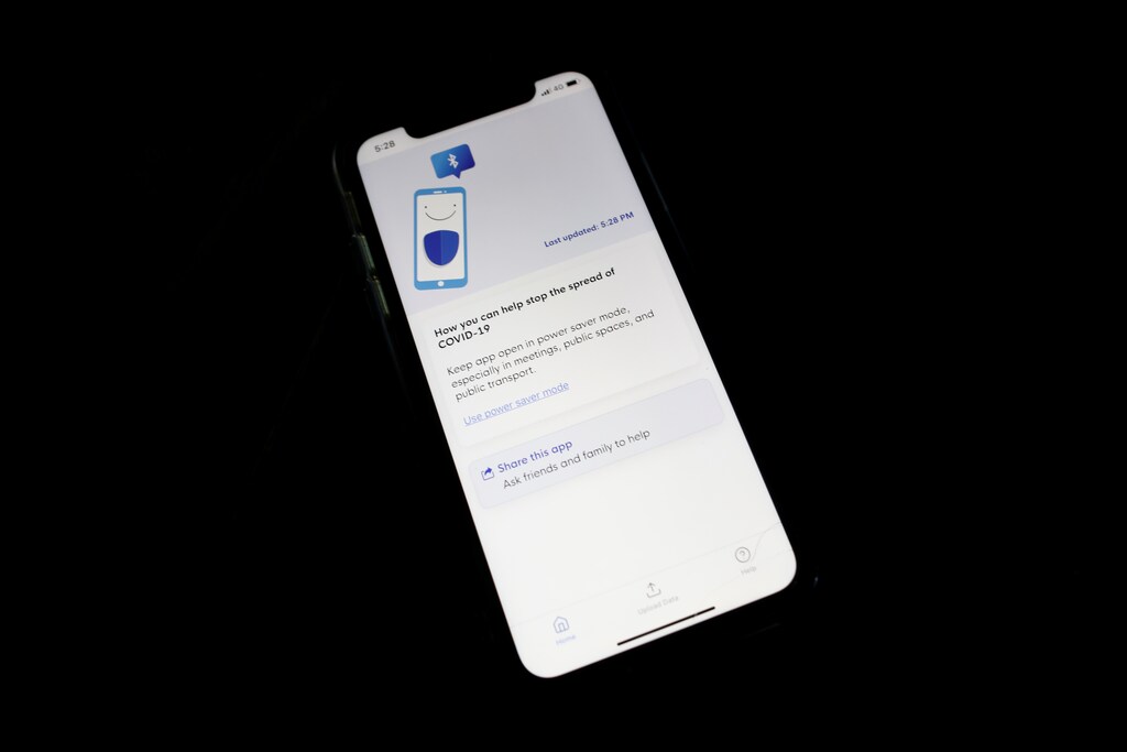 Contact tracing app TraceTogether, released by the Singapore government to curb the spread of the coronavirus disease (COVID-19) is seen on a mobile phone, in Singapore March 25, 2020. REUTERS/Edgar Su - RC2XQF9NU9V1