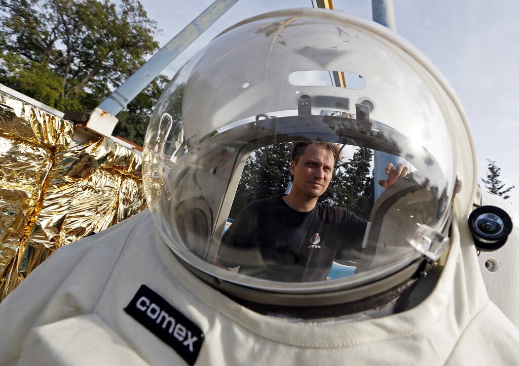 Comex Space division manager Peter Weiss checks the Gandolfi space suit before a training session in Marseille October 21, 2014. The underwater test session develops European expertise in spacewalk simulations under partial gravity for exploring the Moon, asteroids and Mars.The training is organised by Comex, a French company specializing in engineering and deep sea diving operations, in collaboration with the European Space Agency (ESA) and with Apollo XI 'Under the sea'. Picture taken on October 21, 2014. REUTERS/Jean-Paul Pelissier (FRANCE - Tags: SCIENCE TECHNOLOGY) - RTR4BFGD