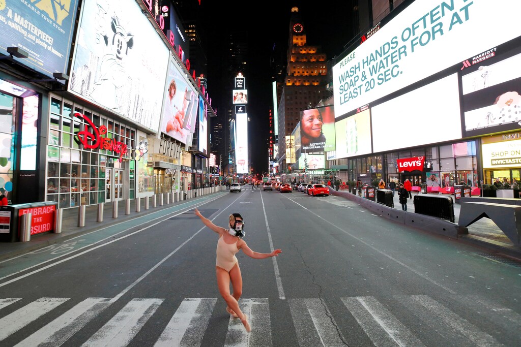 Ballet dancer and performer Ashlee Montague of New York wears a gas mask while she dances in Times Square as the coronavirus disease (COVID-19) outbreak continued in Manhattan, New York City, U.S., March 18, 2020. REUTERS/Andrew Kelly TPX IMAGES OF THE DAY - RC27NF96FEV5