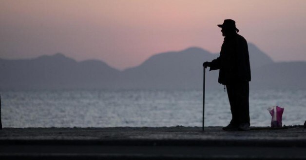 An elderly man stands in Copacabana in Rio de Janeiro September 13, 2011. World Bank data show the growth rate of Brazil's older population as many times that of the most developed countries in Europe, projected to equal 14% of the population by 2033, while Copacabana has the largest number of retirees of any neighborhood in the country. Picture taken Sepetember 13, 2011. REUTERS/Ricardo Moraes (BRAZIL - Tags: SOCIETY)