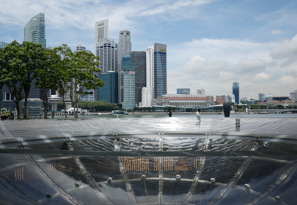 People pass the skyline of Singapore October 11, 2017. REUTERS/Edgar Su - RC1B7C6095B0